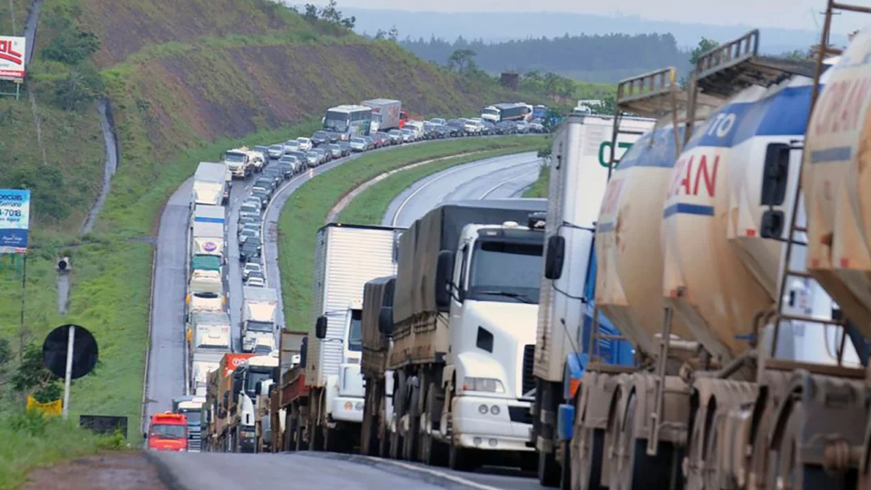Preço médio do frete por km rodado cai em fevereiro aponta Edenred Repom