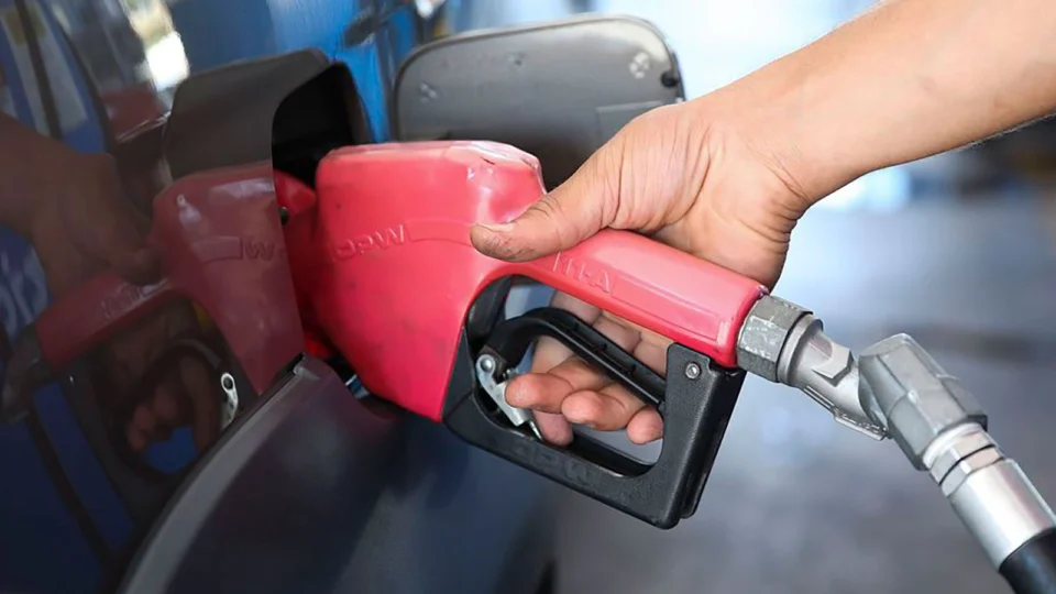 Preço da gasolina sobe em fevereiro, com média nacional de R$ 5,943 por litro