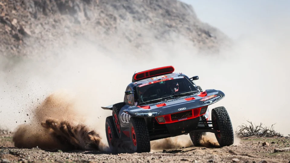 Audi mantém tradição em competições e conquista vitória histórica no Rally Dakar