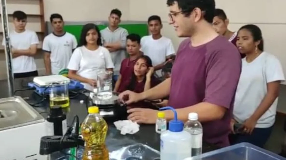 Alunos da rede estadual obtêm biodiesel a partir de óleo residual em pesquisa apoiada pelo Governo do Amazonas