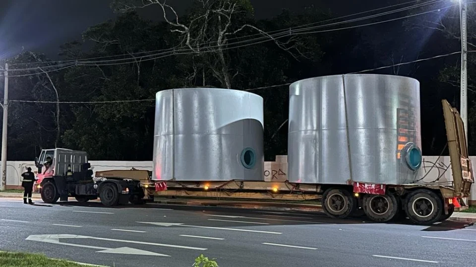 Fiscalização do DETRAN-AM remove carreta e caminhão que transportavam carga de forma irregular no Rapidão Rodoanel