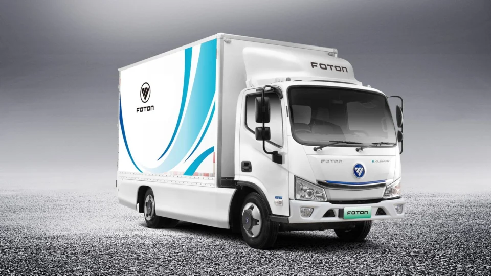 Foton comercializa no Brasil linha de caminhões leves e médios com opção de semileve 100% elétrico 