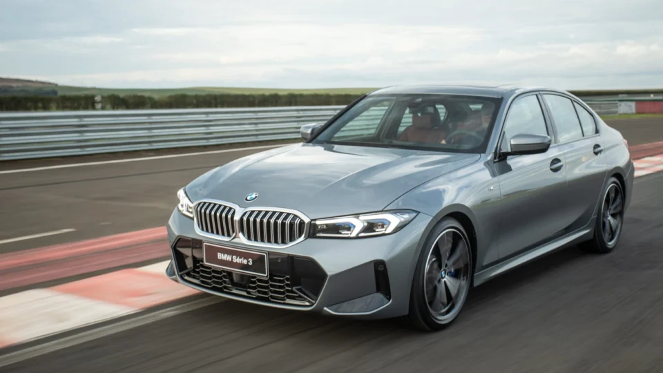 BMW 320i nas versões Sport e Sport GP estão com condições especiais e IPVA 2024 grátis para o mês de fevereiro