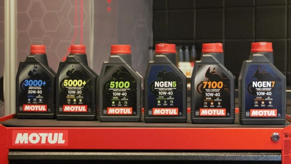 Motul atualiza rótulos dos lubrificantes para motos produzidos no Brasil
