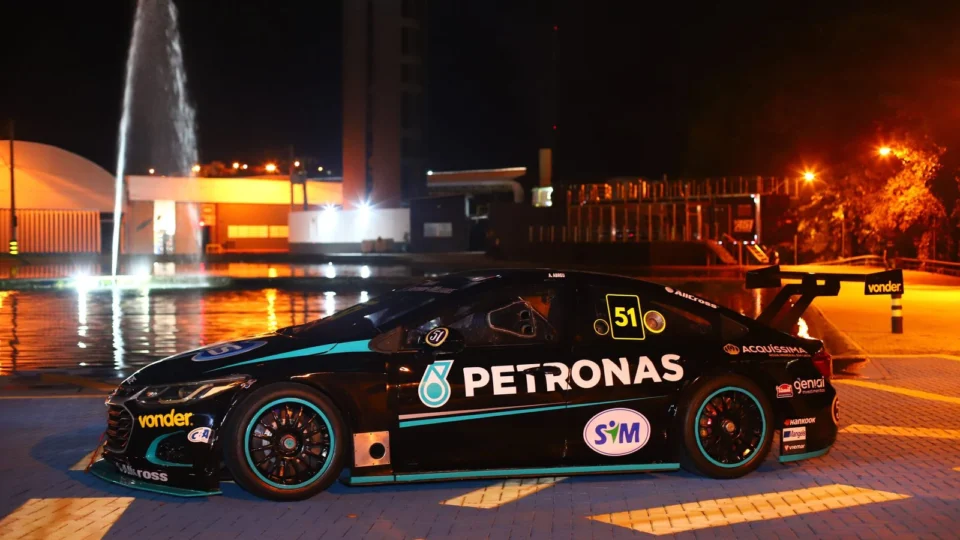 PETRONAS renova patrocínio com Átila Abreu para temporada 2024 da Stock Car