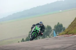 Leandro Mello, em parceria com os Lubrificantes Mobil, traz orientações cruciais para pilotar motos em dias chuvosos com confiança e segurança