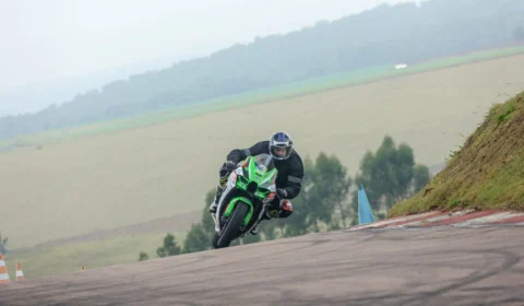 Leandro Mello, em parceria com os Lubrificantes Mobil, traz orientações cruciais para pilotar motos em dias chuvosos com confiança e segurança