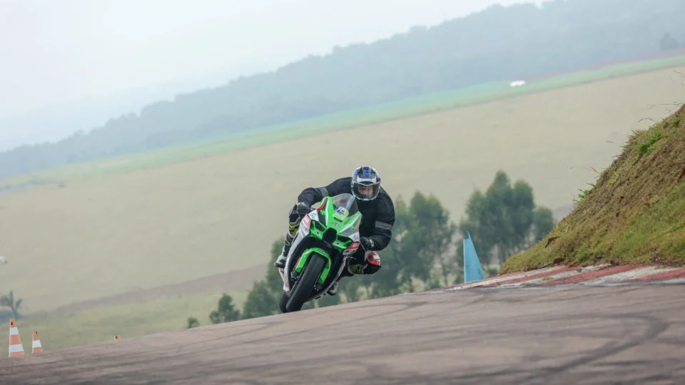 Leandro Mello, em parceria com os Lubrificantes Mobil, traz orientações cruciais para pilotar motos em dias chuvosos com confiança e segurança