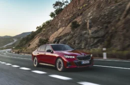 Novo BMW Série 5 chega ao Brasil mais dinâmico e tecnológico do que nunca, em versões híbrida plug-in e 100% elétrica