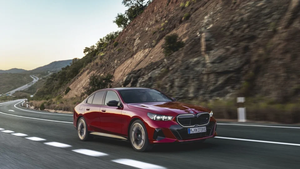 Novo BMW Série 5 chega ao Brasil mais dinâmico e tecnológico do que nunca, em versões híbrida plug-in e 100% elétrica