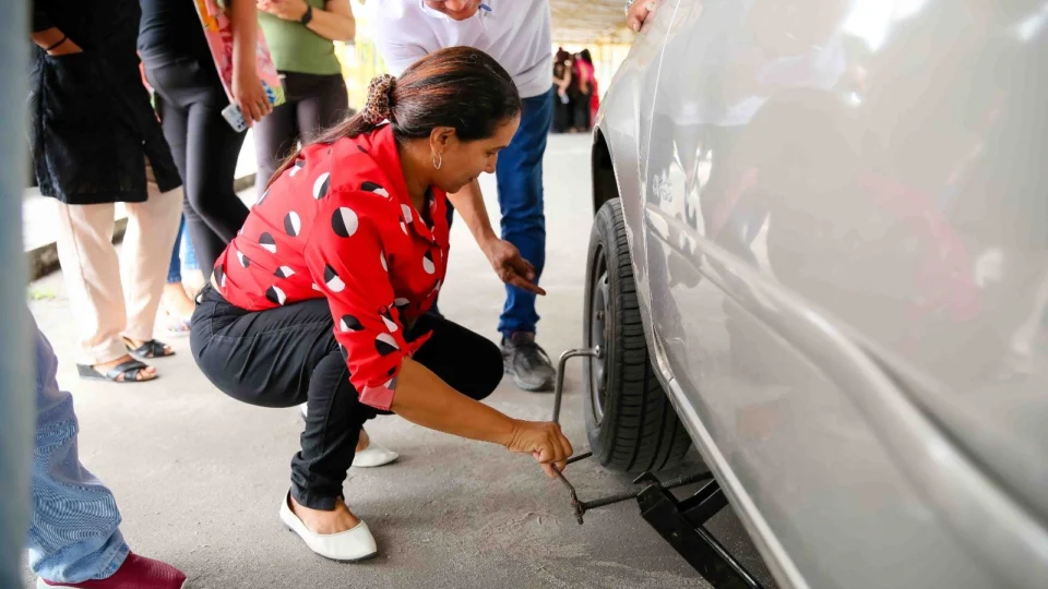 Detran-AM qualifica 42 mulheres no curso de mecânica básica