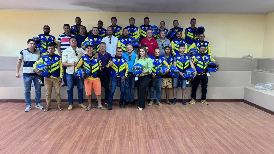 ‘Detran Cidadão no Interior’ entrega 85 kits de segurança para mototaxistas em Pauini e Boca do Acre