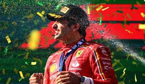 Sainz domina o Grande Prêmio da Austrália em meio a uma série de incidentes, com a saída de Verstappen e o acidente de Russell agitando a corrida.