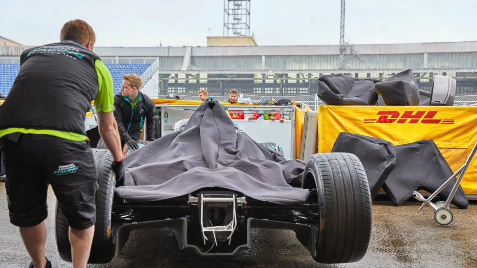 Uma década de velocidade e sustentabilidade: DHL continua a impulsionar a logística da Fórmula E