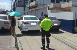 Placas e pneus que impediam passagem são retirados de calçadas em Manaus