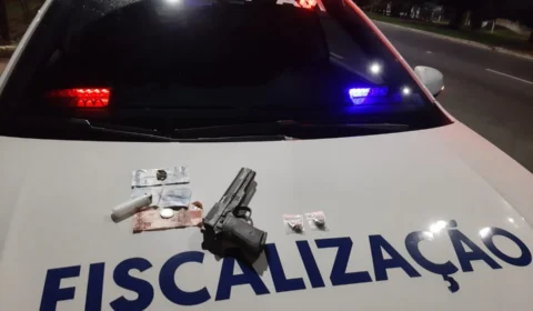 Fiscalização do Detran-AM prende dois homens por posse de simulacro de arma de fogo e entorpecentes