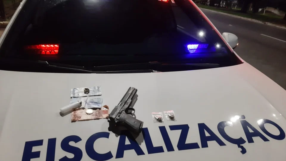 Fiscalização do Detran-AM prende dois homens por posse de simulacro de arma de fogo e entorpecentes