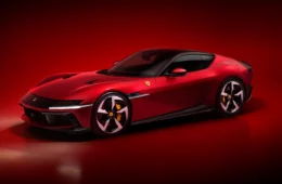 Ferrari apresenta a 12CILINDRI com motor V12 aspirado