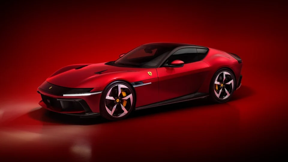 Ferrari apresenta a 12CILINDRI com motor V12 aspirado