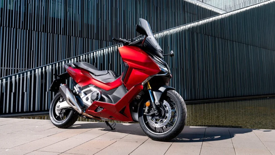 Honda Forza 750 conquista o “Red Dot Design Award” 2021