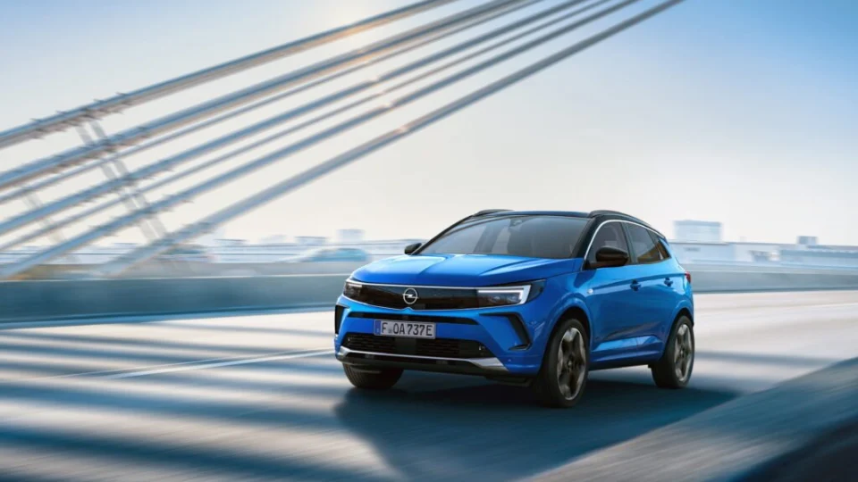 Novo Opel Grandland: ‘design’ marcante, posto de condução digital e tecnologia avançada