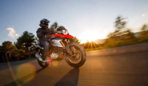 BMW Motorrad oferece condições especiais para os modelos G 310 GS e G 310 R neste mês de abril