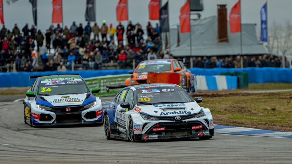 Adalberto Baptista disputa o título da categoria Trophy do campeonato TCR Brasil