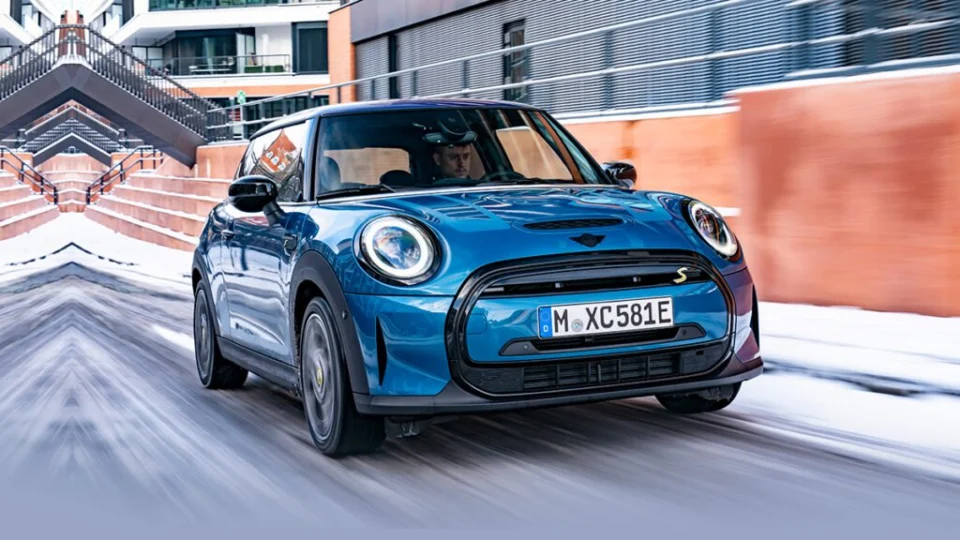 Sucesso na pré-venda, MINI elétrico ganha nova versão para o Brasil