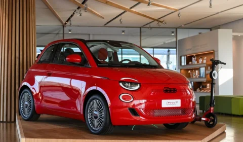 Vermelho: confira detalhes do novo Fiat 500 elétrico, apresentado por Bono Vox