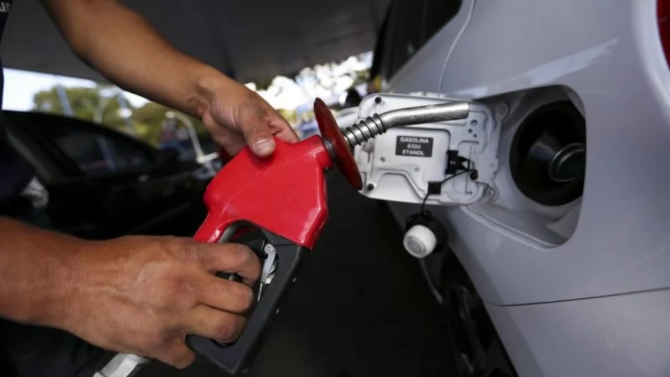 Preço médio da gasolina no Brasil sobe mais 2,68% e passa de R$ 6,10 nos postos