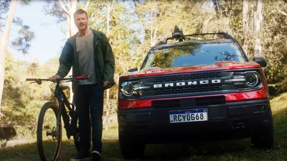 Rodrigo Hilbert estreia série de aventuras com o Bronco Sport