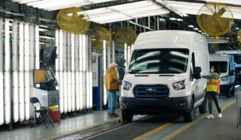 Ford libera o primeiro lote da van elétrica E-Transit para o lançamento nos Estados Unidos