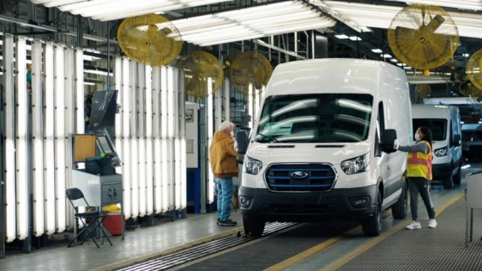 Ford libera o primeiro lote da van elétrica E-Transit para o lançamento nos Estados Unidos