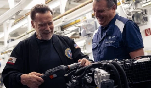Schwarzenegger “Bombeia” entusiasmo na Fábrica da BMW em Steyr