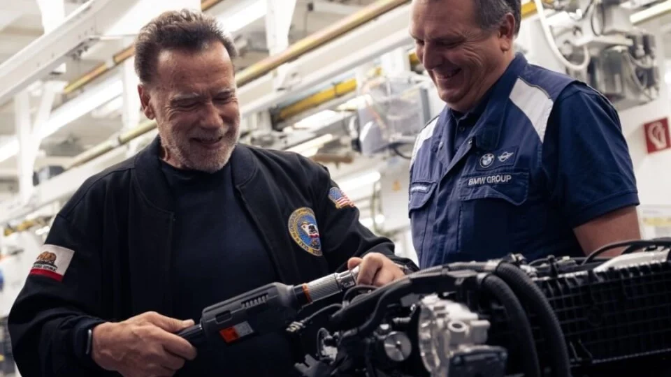 Schwarzenegger “Bombeia” entusiasmo na Fábrica da BMW em Steyr