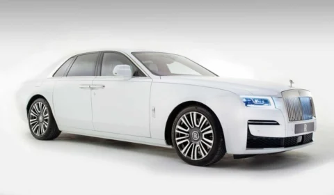 Rolls-Royce Ghost 2021 tem portas automáticas e painel com 850 estrelas