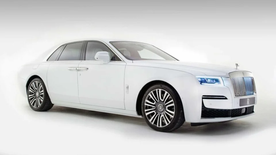 Rolls-Royce Ghost 2021 tem portas automáticas e painel com 850 estrelas