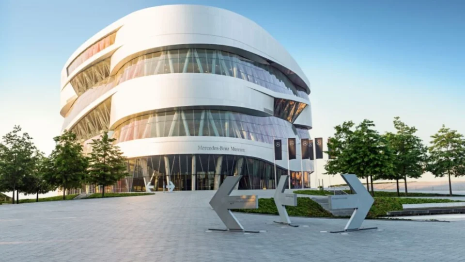 Mercedes-Benz Museum oferece experiência digital sem sair de casa