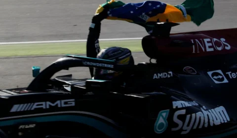 “Estou esperando meu passaporte brasileiro”, brinca Lewis Hamilton