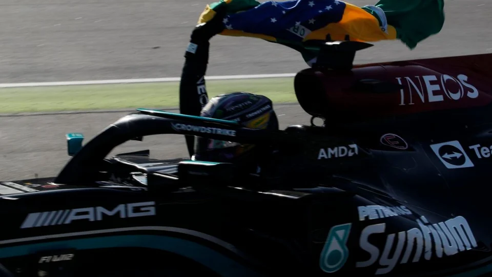 “Estou esperando meu passaporte brasileiro”, brinca Lewis Hamilton