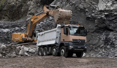 Homens mais fortes do mundo são desafiados a puxar o caminhão extrapesado Mercedes-Benz Arocs 8×4