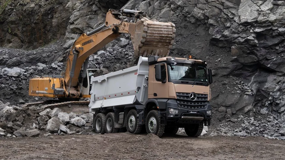 Homens mais fortes do mundo são desafiados a puxar o caminhão extrapesado Mercedes-Benz Arocs 8×4