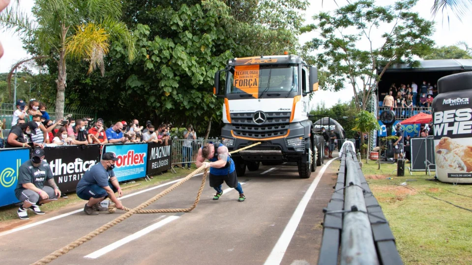 Design arrojado e imponente do Mercedes-Benz Arocs é destaque no evento internacional Força Bruta