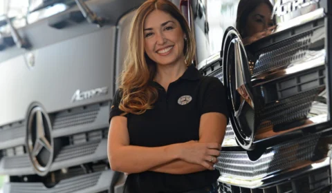Mercedes-Benz convida caminhoneiras e cristais a personalizarem um caminhão para as mulheres