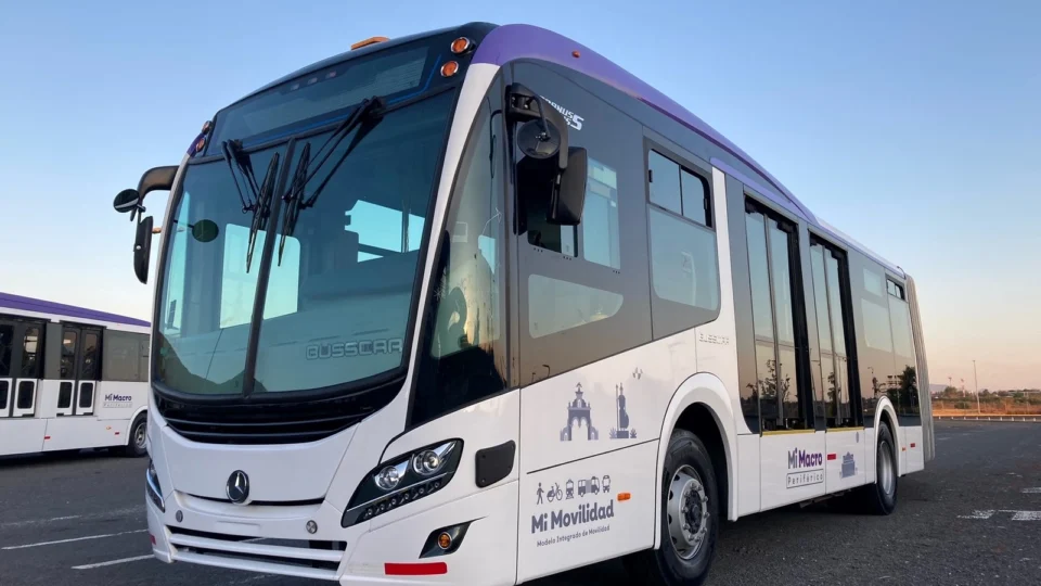 Mercedes-Benz entrega 37 ônibus articulados para novo sistema de transporte BRT no México