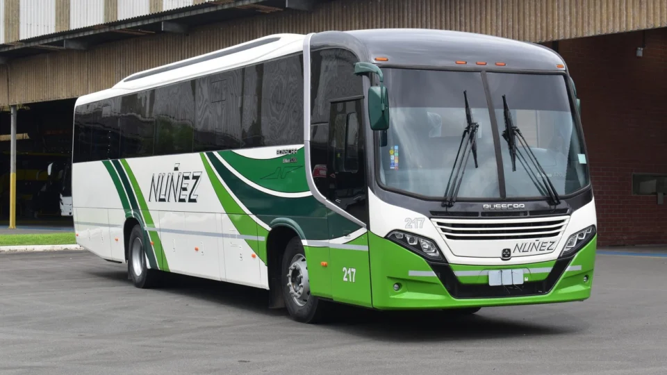 Ônibus de fretamento são exportados pela Mercedes-Benz e Busscar