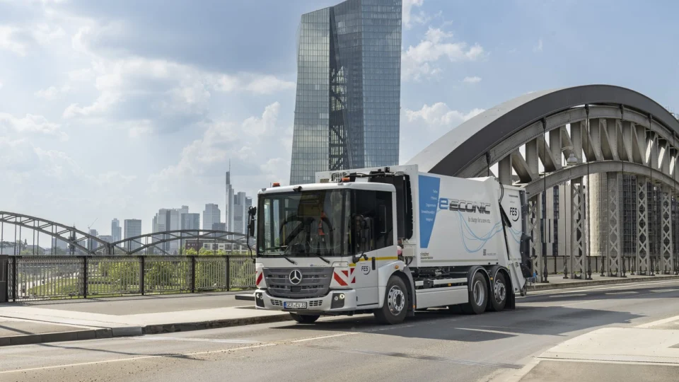 Mercedes-Benz Trucks impulsiona a eletrificação e eActros LongHaul chega às estradas