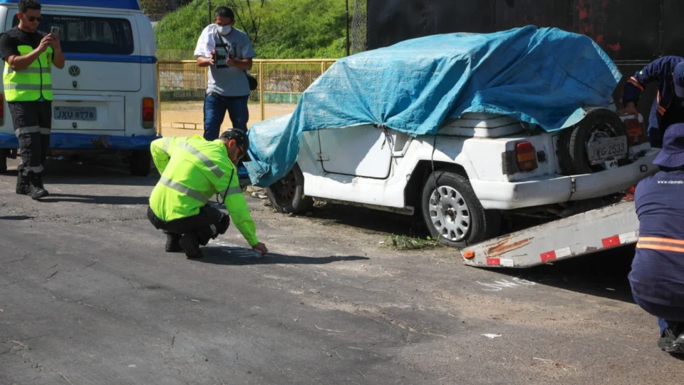 Veículos abandonados em vias são removidos da zona Centro-Sul