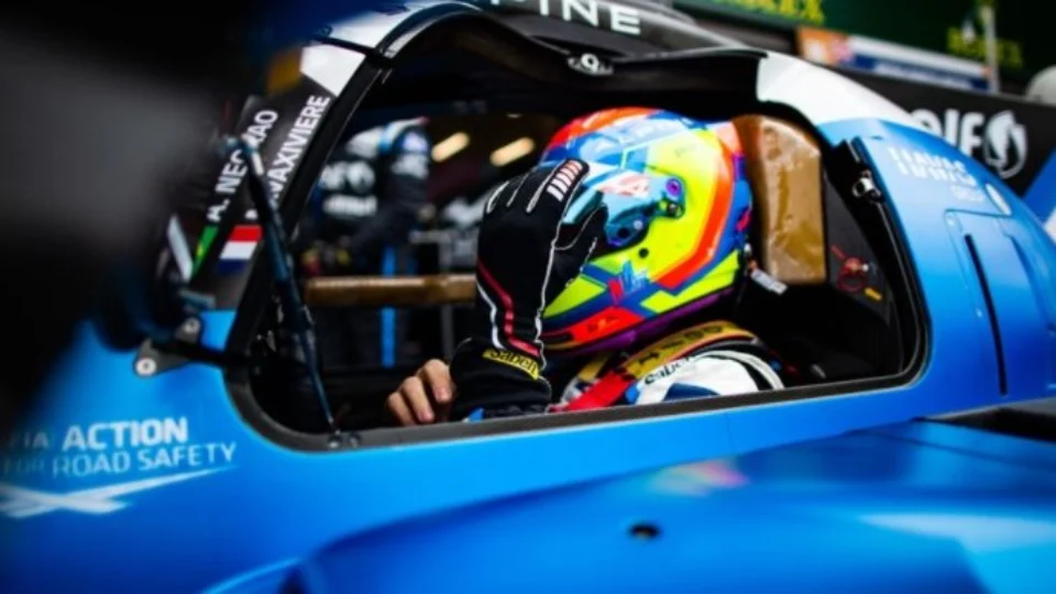 Capacetes no automobilismo são mais leves que os convencionais