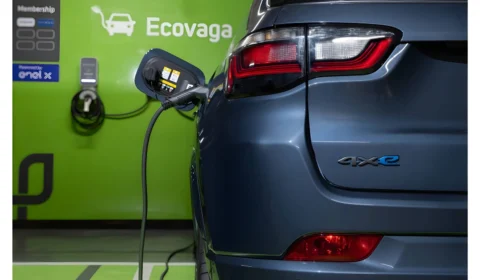 Jeep® Compass 4xe triplica rede de estações de recarga 